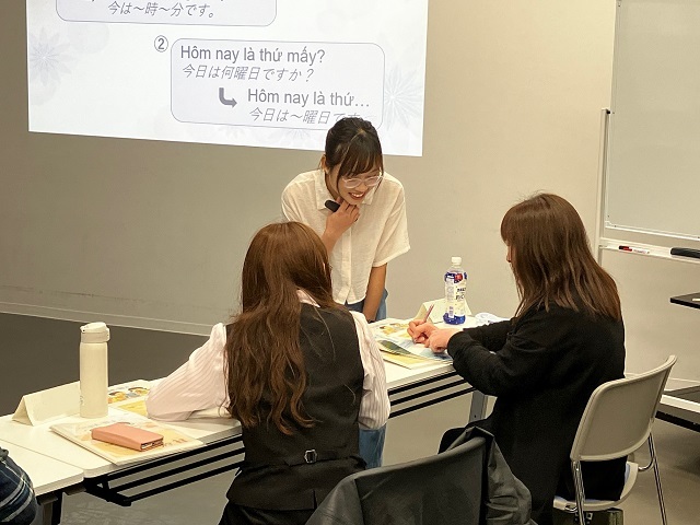 ベトナム語基礎訓練風景（日時の聞き方）