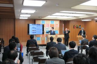記者会見風景